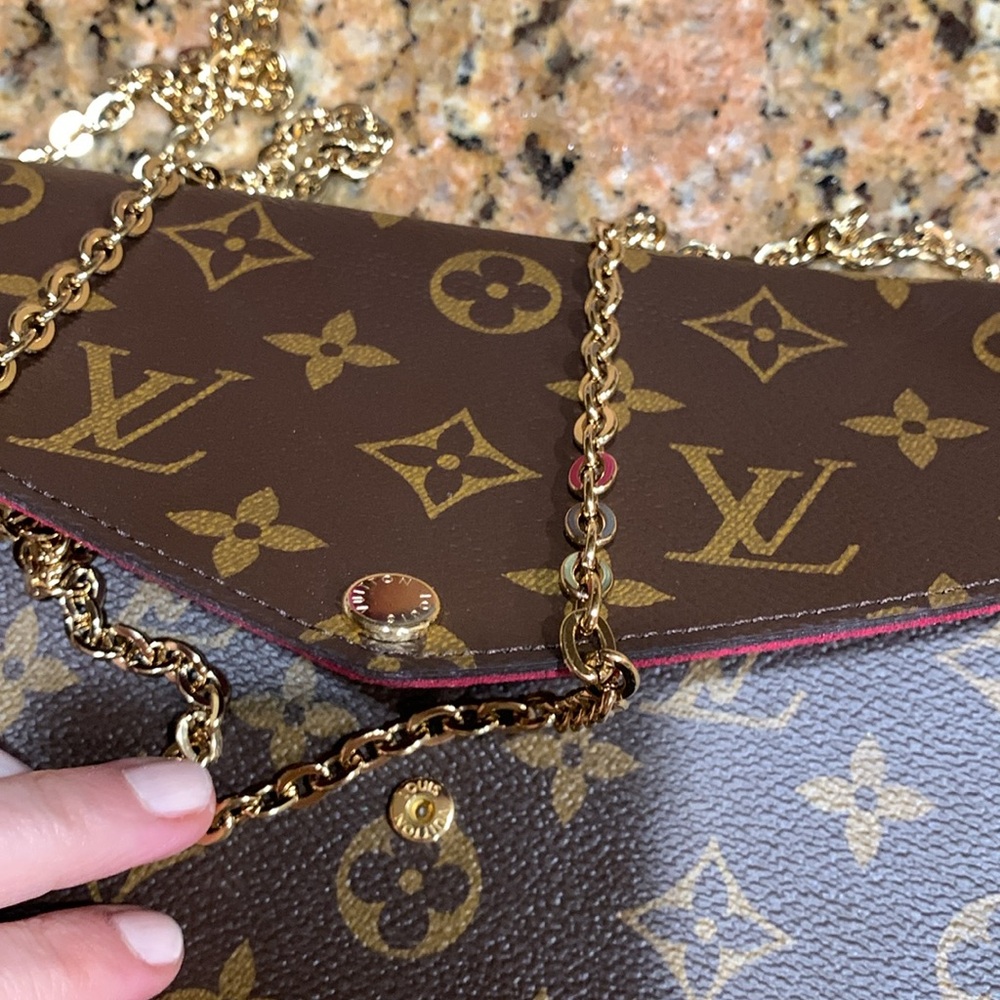 New , authentic, rare and collectible Louse Vuitton purse with gold chain, must!